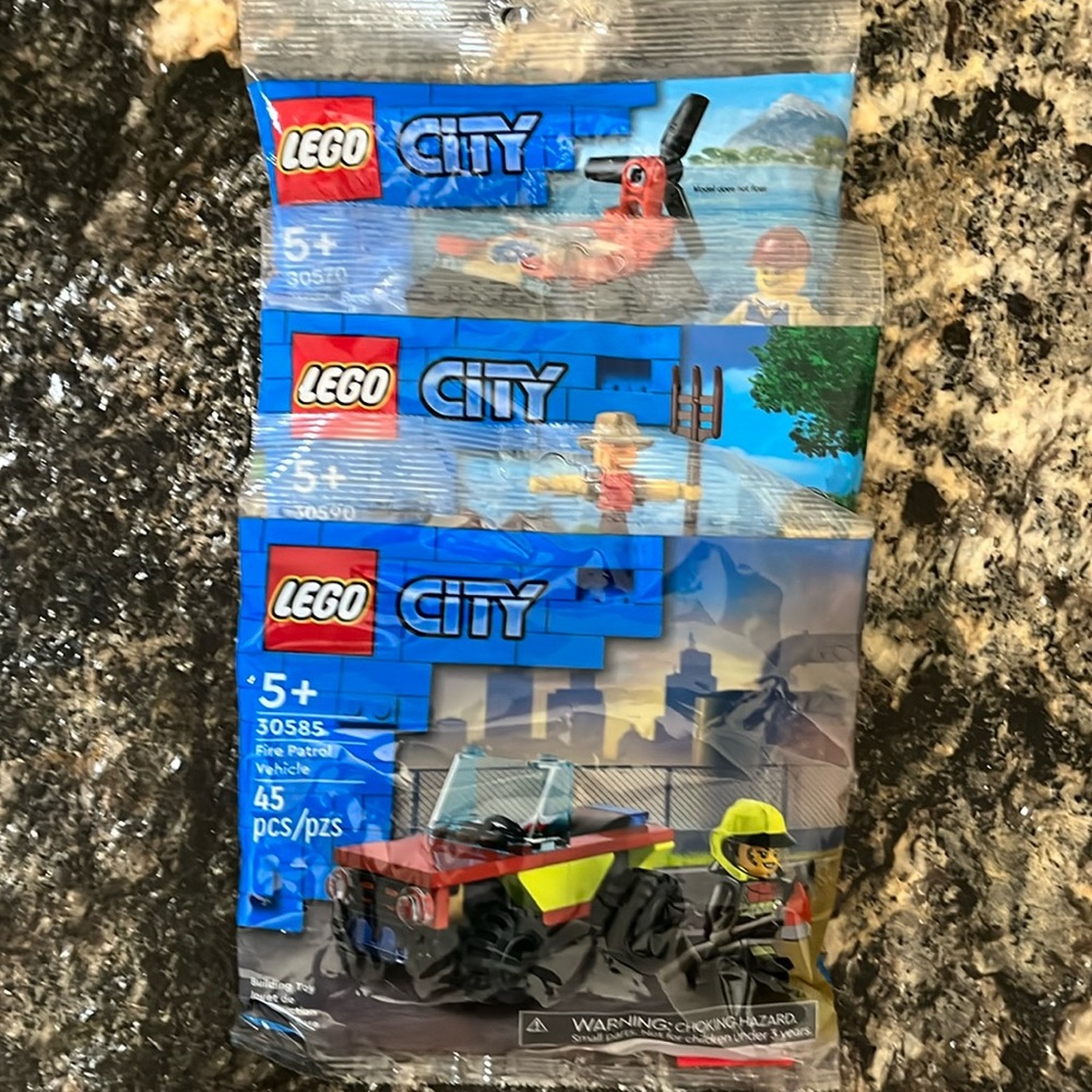 BRAND NEW 3 small LEGO City sets